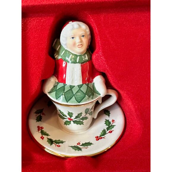 Lenox 2008 Santa & Mrs. Claus Teacup Salt and Pepper Shakers Holly Berry Accents - Picture 3 of 4
